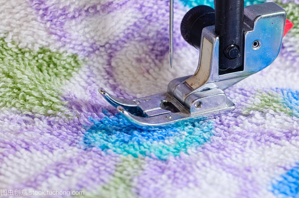 針線交響曲 服飾研發(fā)中縫紉機針與織物的微觀對話